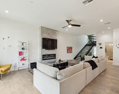 422 W 9th Street - Photo Thumbnail 4