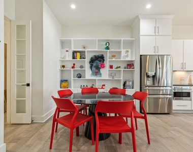 422 W 9th Street - Photo Thumbnail 8