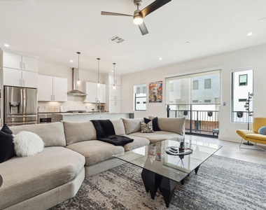 422 W 9th Street - Photo Thumbnail 23