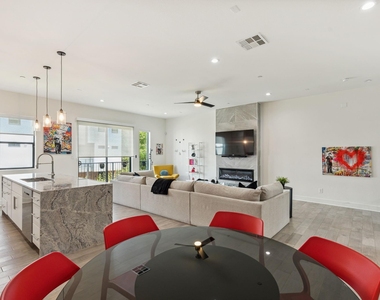 422 W 9th Street - Photo Thumbnail 9