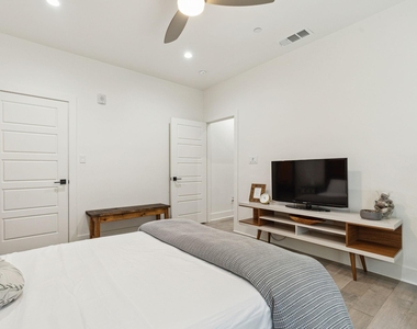422 W 9th Street - Photo Thumbnail 15