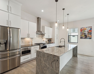 422 W 9th Street - Photo Thumbnail 6