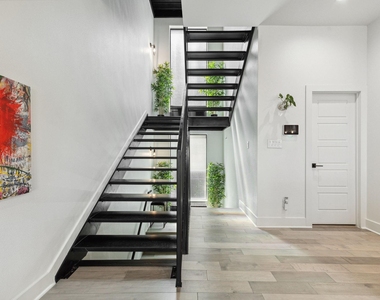422 W 9th Street - Photo Thumbnail 12