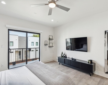 422 W 9th Street - Photo Thumbnail 19
