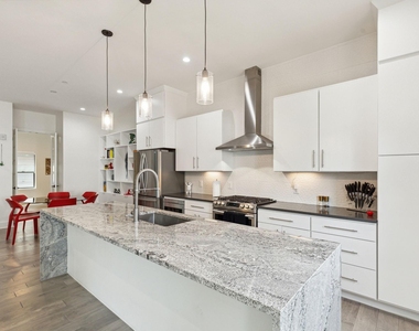 422 W 9th Street - Photo Thumbnail 7