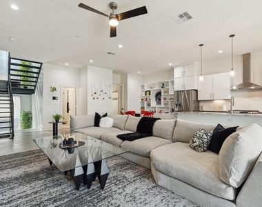 422 W 9th Street - Photo Thumbnail 5