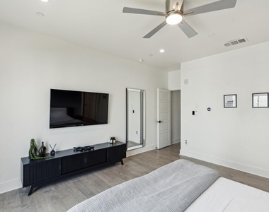 422 W 9th Street - Photo Thumbnail 18
