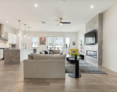 422 W 9th Street - Photo Thumbnail 3