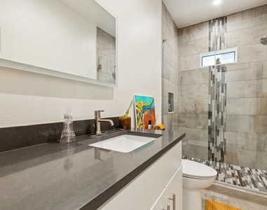422 W 9th Street - Photo Thumbnail 13