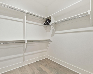 422 W 9th Street - Photo Thumbnail 22