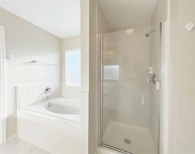 18102 Redoak Manor Lane - Photo Thumbnail 11