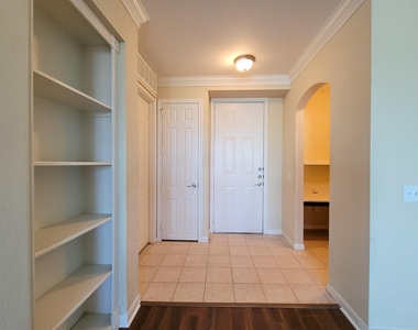 7575 Kirby Drive - Photo Thumbnail 4