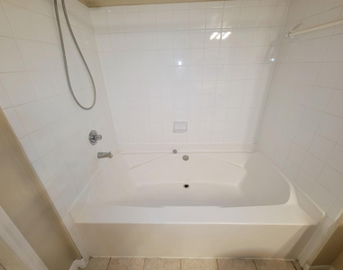 7575 Kirby Drive - Photo Thumbnail 14