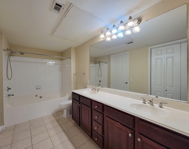 7575 Kirby Drive - Photo Thumbnail 13