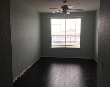 7575 Kirby Drive - Photo Thumbnail 10