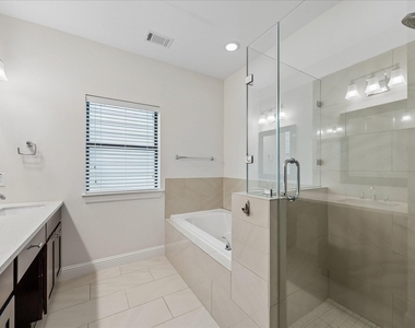 734 W 20th Street - Photo Thumbnail 12