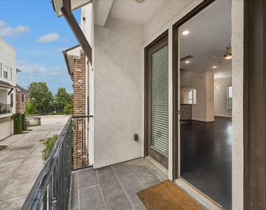734 W 20th Street - Photo Thumbnail 3