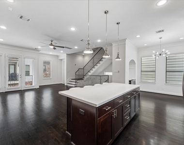 734 W 20th Street - Photo Thumbnail 6