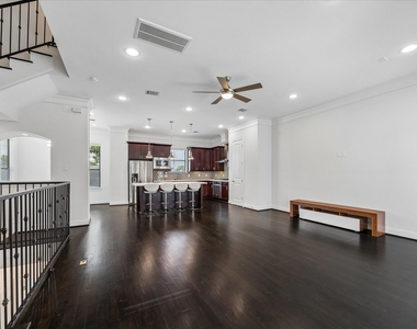 734 W 20th Street - Photo Thumbnail 7