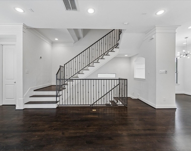 734 W 20th Street - Photo Thumbnail 2