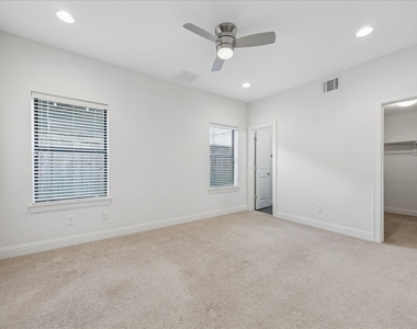 734 W 20th Street - Photo Thumbnail 17