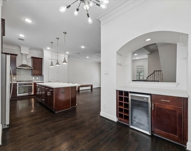 734 W 20th Street - Photo Thumbnail 5