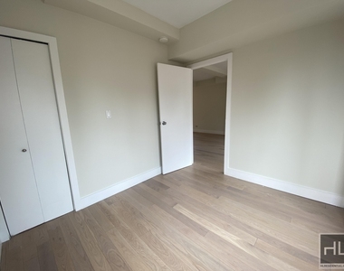 East 51st Street - Photo Thumbnail 3