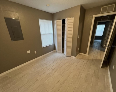 717 W Silver Springs Place - Photo Thumbnail 2