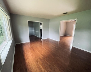 1039 S Frankland Road - Photo Thumbnail 2