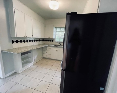 1039 S Frankland Road - Photo Thumbnail 6