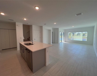 490 Thompson Village Avenue - Photo Thumbnail 4