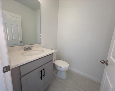 490 Thompson Village Avenue - Photo Thumbnail 13