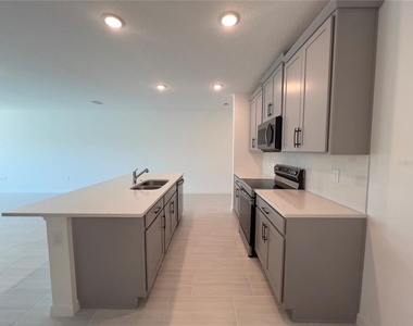 490 Thompson Village Avenue - Photo Thumbnail 5
