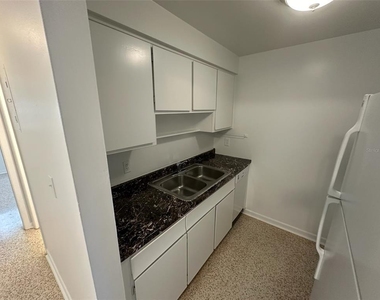 3200 Fairway Lane - Photo Thumbnail 6
