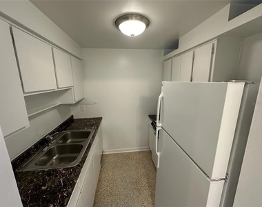 3200 Fairway Lane - Photo Thumbnail 5