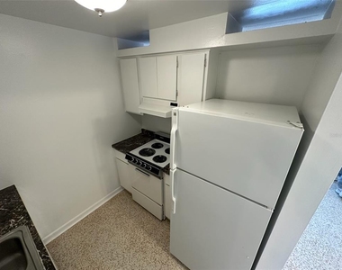 3200 Fairway Lane - Photo Thumbnail 7