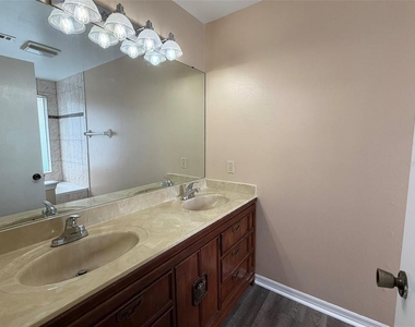 625 Remington Oak Drive - Photo Thumbnail 12