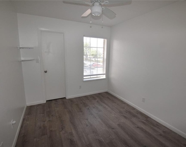 5533 Chrishire Way - Photo Thumbnail 8