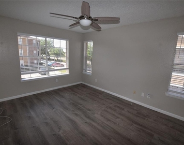 5533 Chrishire Way - Photo Thumbnail 11