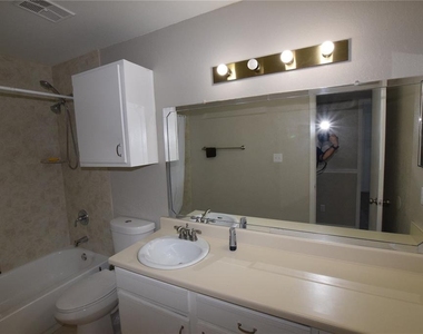 5533 Chrishire Way - Photo Thumbnail 9