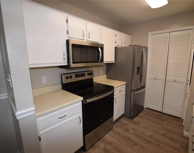 5533 Chrishire Way - Photo Thumbnail 3