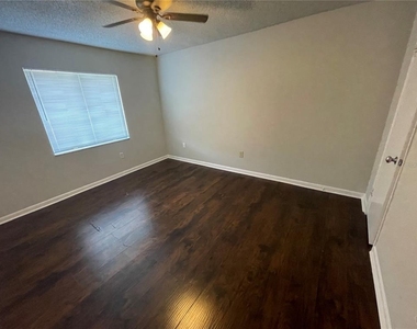 525 Conway Road - Photo Thumbnail 4