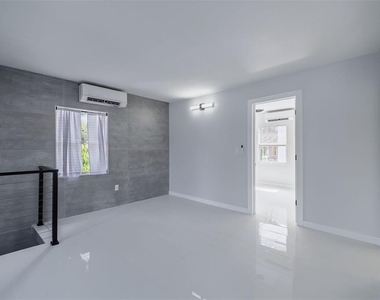 1427 Asher Lane - Photo Thumbnail 11
