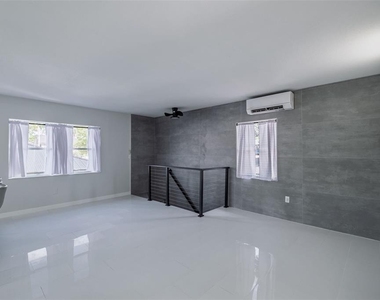 1427 Asher Lane - Photo Thumbnail 9