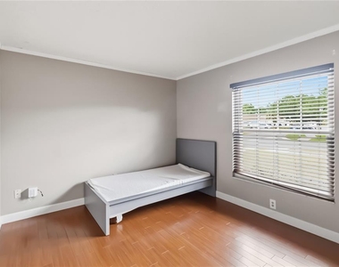 7832 Barberry Drive - Photo Thumbnail 12