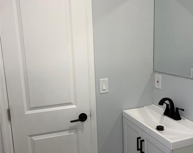 500 Montana Avenue - Photo Thumbnail 14