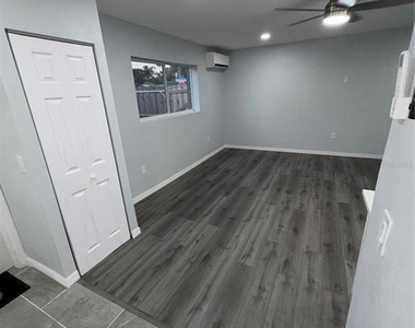 500 Montana Avenue - Photo Thumbnail 11