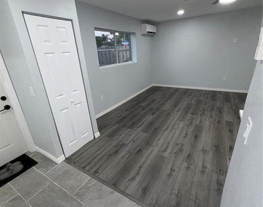 500 Montana Avenue - Photo Thumbnail 9