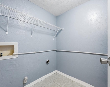 3918 Crayrich Circle - Photo Thumbnail 15