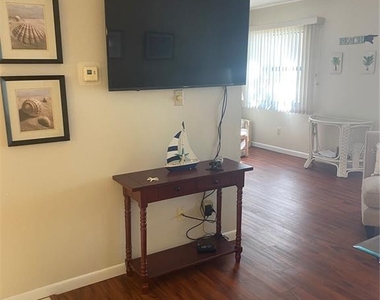 622 Bird Bay Drive S - Photo Thumbnail 3